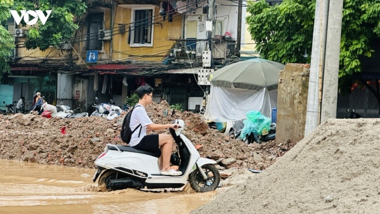 Theo Công văn 4822/UBND-ĐT, UBND thành phố Hà Nội yêu cầu các sở, ngành, xã, phường nâng cao trách nhiệm trong quản lý, duy tu, vận hành hệ thống thoát nước, tổ chức ứng trực khi mưa lớn, úng ngập. Thành phố đặt yêu cầu bảo đảm an toàn tính mạng, tài sản của nhân dân lên hàng đầu; yêu cầu rà soát hố ga, miệng thu nước, nắp đậy, tấm đan, nhất là tại nơi thường xuyên ngập. Các vị trí hư hỏng phải sửa chữa kịp thời; nơi chưa thể khắc phục phải rào chắn, cảnh báo, bố trí lực lượng kiểm soát, bảo đảm an toàn