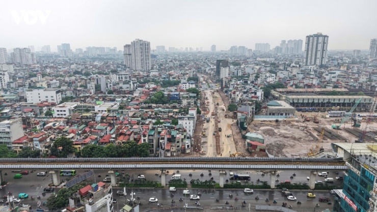 Theo ghi nhận của phóng viên VOV.VN tại dự án tuyến đường Vành đai 2,5 đoạn Nguyễn Trãi - Đầm Hồng (Phường Khương Đình), công trình đang trong giai đoạn nước rút. Có những đoạn tuyến đã được trải thảm asphalt. Ở những đoạn khác, nhà thầu vẫn đang triển khai nhiều hạng mục như nạo vét, lắp đặt đường ống nước, thi công các hố ga thu nước và hoàn thiện mặt đường