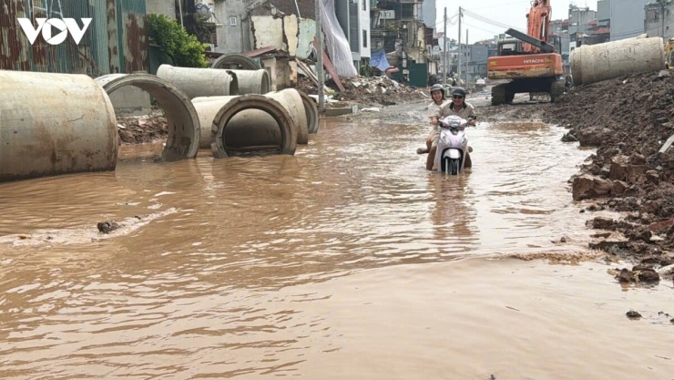 Tuy nhiên, trong phạm vi dự án vẫn còn nhiều hố ga chưa được đậy nắp, che chắn đầy đủ. Một số vị trí nằm ngay khu vực người dân thường xuyên qua lại. Nếu không được rào chắn, cảnh báo rõ ràng, những hố ga này có thể trở thành điểm nguy hiểm, nhất là khi người tham gia giao thông thiếu quan sát hoặc di chuyển trong điều kiện mưa, ngập nước.