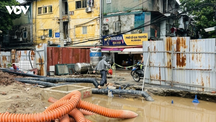 Bên trong dự án vẫn có những lối đi dân sinh, người dân hằng ngày phải lưu thông qua khu vực đang thi công. Theo ghi nhận của phóng viên, một số hố ga chưa được đậy nắp, rào chắn hoặc đặt biển cảnh báo.