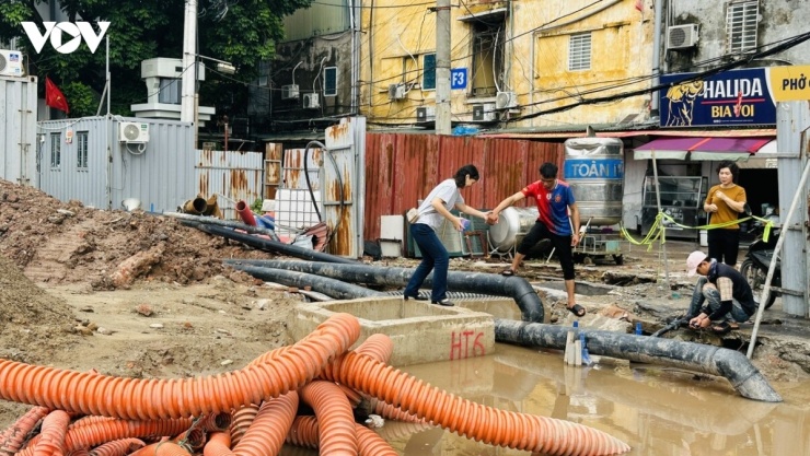 Trong điều kiện bình thường, người đi đường còn có thể quan sát để tránh, nhưng khi trời mưa, nước phủ kín mặt đường, những hố ga này rất khó nhận biết.