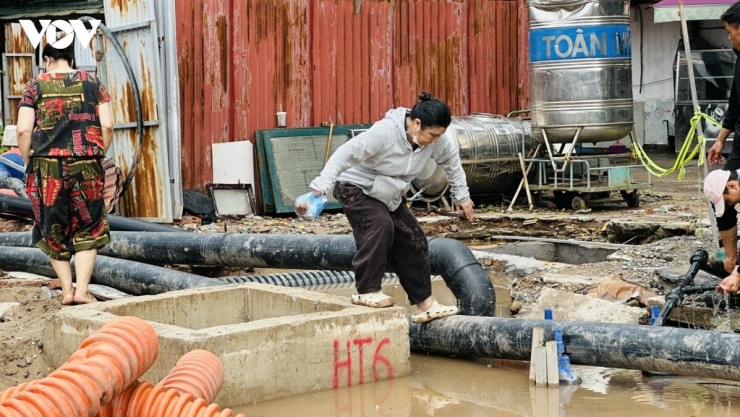 Chỉ một phút sơ sẩy, người dân có thể trượt ngã, rơi xuống hố. Khi đó, hố ga giữa công trường có thể trở thành “cái bẫy” nguy hiểm dưới làn nước
