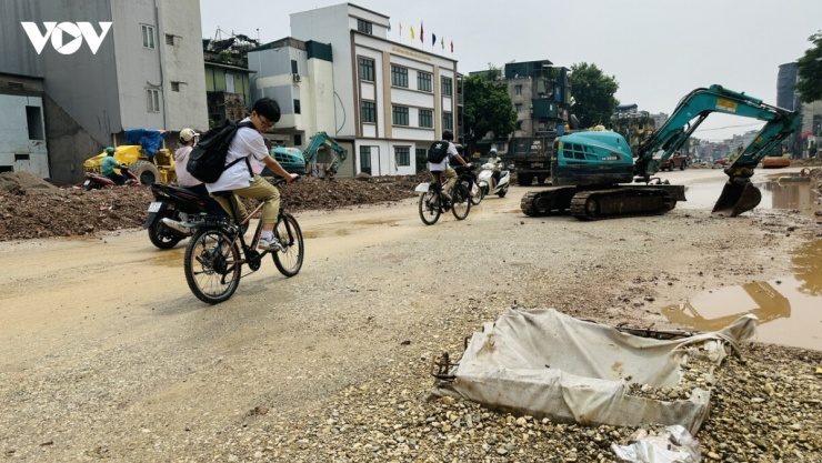 Một hố ga phía trên chỉ được che sơ sài bằng một tấm bạt. Ngày nắng, người đi đường còn có thể quan sát để tránh. Nhưng khi trời mưa, nước phủ kín mặt đường, tấm bạt rất khó nhận biết, hố ga có thể bị che khuất hoàn toàn, tiềm ẩn nguy cơ tai nạn, nhất là với người đi xe máy qua khu vực đang thi công.