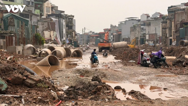 Những ống cống bê tông nằm lọt thỏm dưới các hố sâu, ngay trong khu vực người dân vẫn qua lại không được che chắn, cảnh báo.