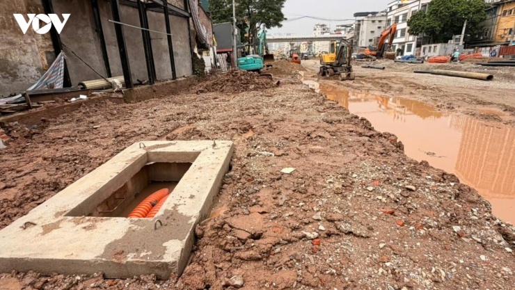Từ thực tế tại các công trường cho thấy, việc chấp hành quy định an toàn của nhà thầu, đơn vị thi công cần được kiểm tra thường xuyên. Theo Công văn 4822/UBND-ĐT, UBND thành phố Hà Nội yêu cầu các đơn vị quản lý, duy tu hệ thống thoát nước nâng cao trách nhiệm, không chủ quan, lơ là; rà soát hố ga, miệng thu nước, nắp đậy, tấm đan và các công trình thoát nước. Những vị trí mất an toàn phải được khắc phục, rào chắn, cảnh báo kịp thời, đặt an toàn tính mạng, tài sản của người dân lên hàng đầu.