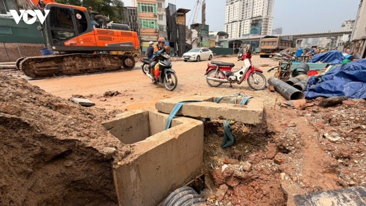 Công văn cũng yêu cầu tập trung rà soát các tuyến đường, khu vực thường xuyên ngập úng và những vị trí có nguy cơ mất an toàn. Nắp hố ga, tấm đan bị mất, hư hỏng, xô lệch hoặc xuống cấp phải được sửa chữa, thay thế kịp thời, không để những điểm nguy hiểm tồn tại mà người dân khó nhận biết, nhất là khi mưa lớn, nước ngập.
