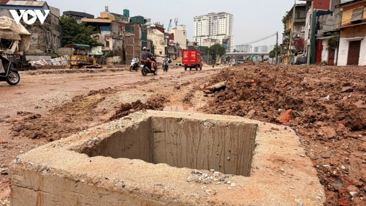 Tuy nhiên, ghi nhận tại dự án Nguyễn Trãi - Đầm Hồng cho thấy một số hố ga, hố sâu vẫn chưa được che chắn, cảnh báo đầy đủ, tiềm ẩn nguy cơ mất an toàn.