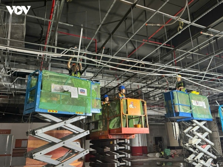 Theo báo cáo cập nhật tháng 9/2026, kết cấu bê tông khu nhà ga chính đã hoàn thành khoảng 95%; công tác xây trát và hoàn thiện đạt khoảng 95%; hệ thống xử lý hành lý hoàn thành khoảng 60%. Dự kiến, giai đoạn 1 của dự án sẽ được đưa vào khai thác vào tháng 4/2027.