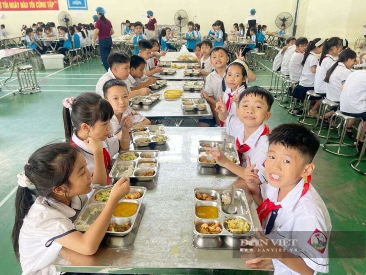 Học sinh Trường tiểu học Quảng Bị 1 ăn bữa trưa bán trú tại trường trưa ngày 24/9. Ảnh: Gia Khiêm