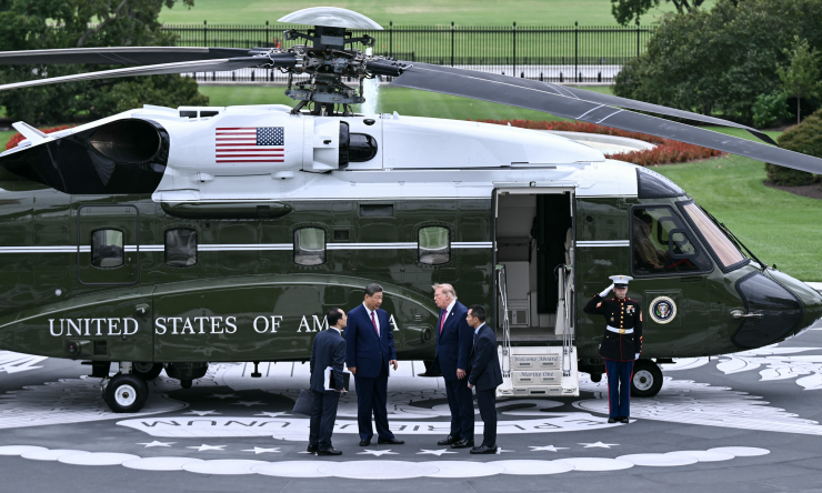 Ông Trump và ông Tập đứng cạnh trực thăng Marine One hôm 24/9. Ảnh: AFP