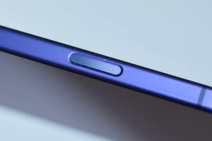 Nút Camera Control xuất hiện vài vết mẻ ở phần viền. Ảnh: Mahmoud Itani / Macworld