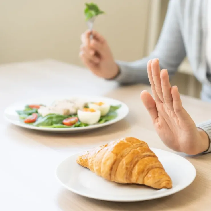 Giảm lượng tinh bột, hạn chế tối đa các loại bánh ngọt, thức uống nhiều đường, đồ chiên rán có thể tạo sự thay đổi đáng kể đối với trọng lượng cơ thể trong thời gian ngắn.