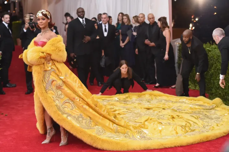 Rihanna từng mặc thiết kế của Guo Pei tại Met Gala năm 2015. Ảnh: AP