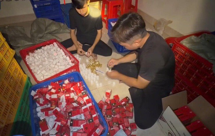 Công nhân đóng viên hoàn An Cung giả. Ảnh: CATH.