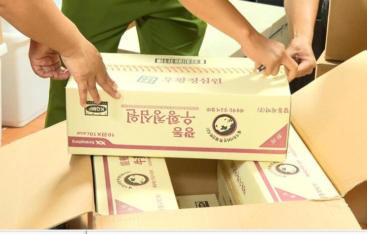 Các đối tượng đóng vào vỏ hộp đã chuẩn bị sẵn, sau đó dán tem, nhãn thể hiện sản phẩm có nguồn gốc chính hãng. Ảnh: CATH.