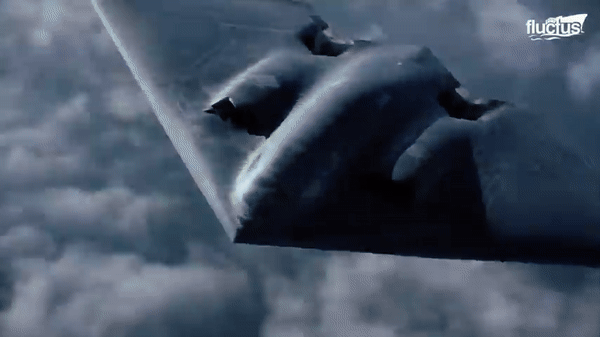 Nhìn từ xa, oanh tạc cơ B-2 Spirit giống một chiếc boomerang khổng lồ đang bay trên bầu trời. Không thân máy bay rõ rệt, không đuôi đứng như những oanh tạc cơ truyền thống, B-2 gần như chỉ gồm một đôi cánh màu xám đen.