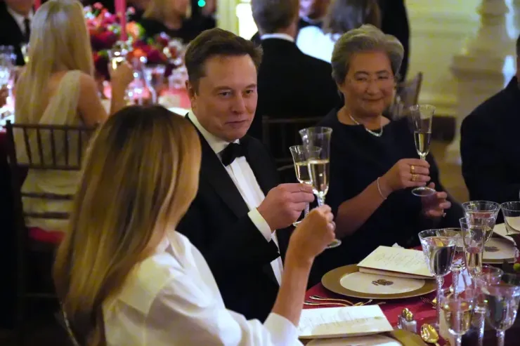 Elon Musk, CEO Tesla và SpaceX, ngồi tại bàn chính cùng Tổng thống Donald Trump và Đệ nhất phu nhân Melania Trump. Ông là một trong những khách mời nổi bật nhất của buổi tiệc.