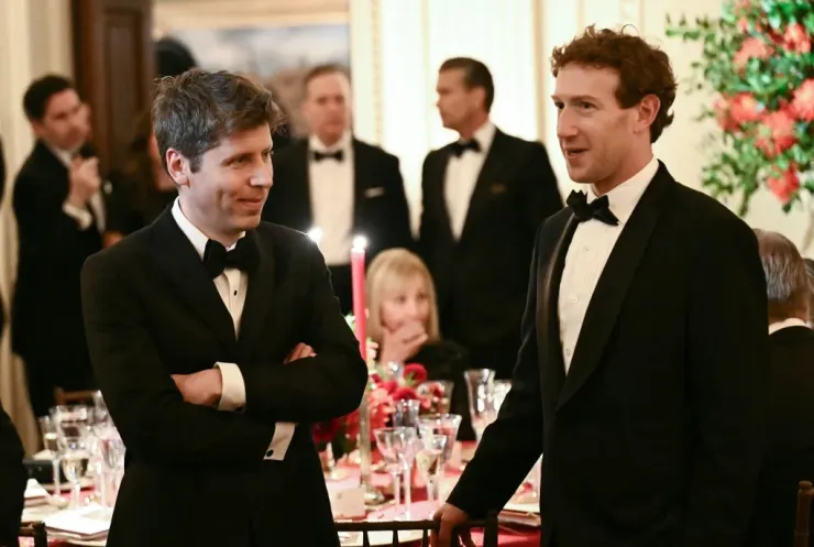 CEO OpenA Sam Altman và Mark Zuckerberg được nhìn thấy trò chuyện trước giờ khai tiệc.