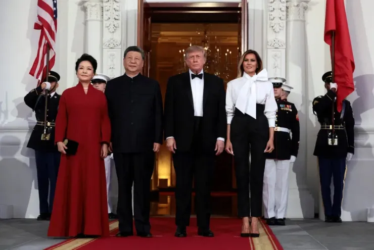 Trước khi quốc yến bắt đầu, Tổng thống Trump và phu nhân Melania ra đón ông Tập cùng bà Bành Lệ Viên tại Nhà Trắng. Hai nhà lãnh đạo sau đó dành thời gian trò chuyện và tham quan khuôn viên.