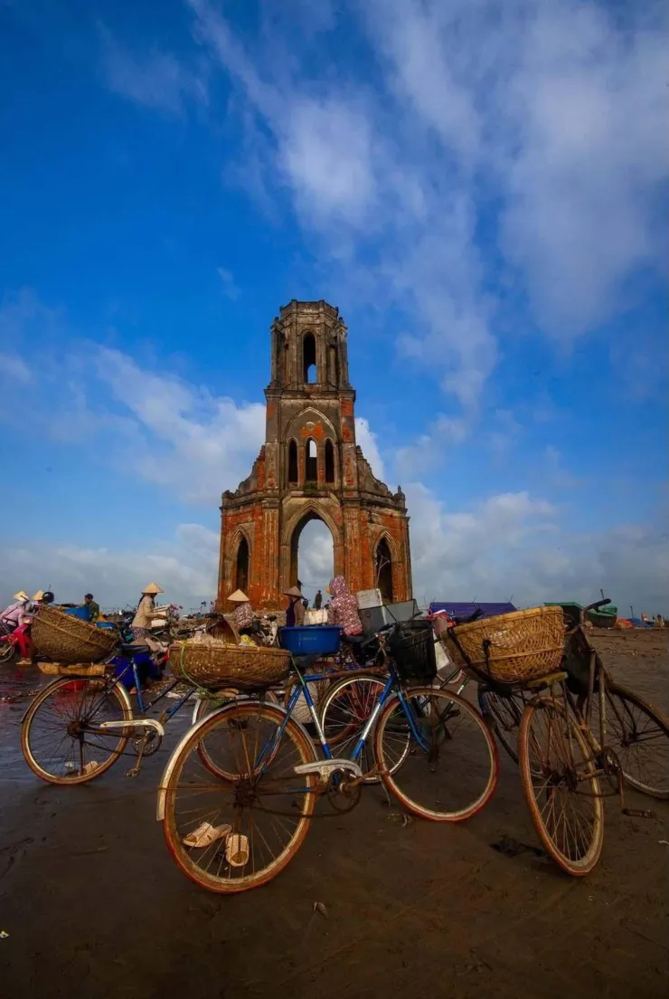 Nhà thờ đổ Hải Lý được nhiều nhiếp ảnh gia lựa chọn làm điểm sáng tác mỗi khi đến Nam Định, đặc biệt vào bình minh và hoàng hôn. Những mảng tường cũ giữa biển tạo nên khung cảnh hoang sơ. Khu vực quanh nhà thờ là làng chài, chưa có dịch vụ lưu trú. Một số khách chọn ở nhờ tại các lán, chòi tạm của người dân thu mua hải sản để dậy sớm ngắm bình minh, xem kéo lưới và tìm hiểu cuộc sống làng biển. Ảnh: Huy Trần, Hoàng Dưỡng