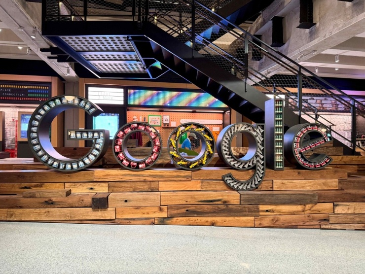 Logo Google trong trụ sở chính công ty tại New York, Mỹ. Ảnh: Reuters