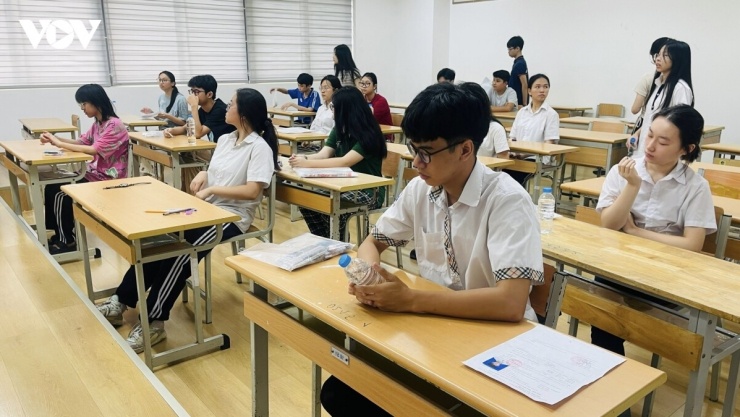 Trước đó, trong tháng 8, Bộ GD-ĐT đã lấy ý kiến sở GD-ĐT Hà Nội, Hải Phòng và TP.HCM về phương án chỉ thi Toán và Ngữ văn khi tuyển sinh lớp 10.