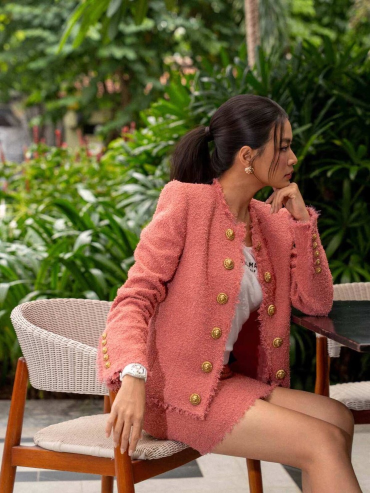 Hoàng Thùy Linh diện set đồ gần 1,2 tỷ đồng dạo phố - 4