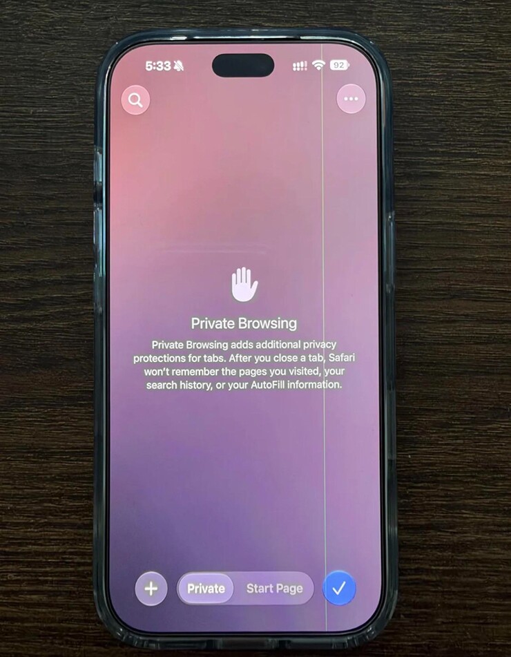 Một mẫu iPhone bị lỗi sọc xanh trên màn hình.