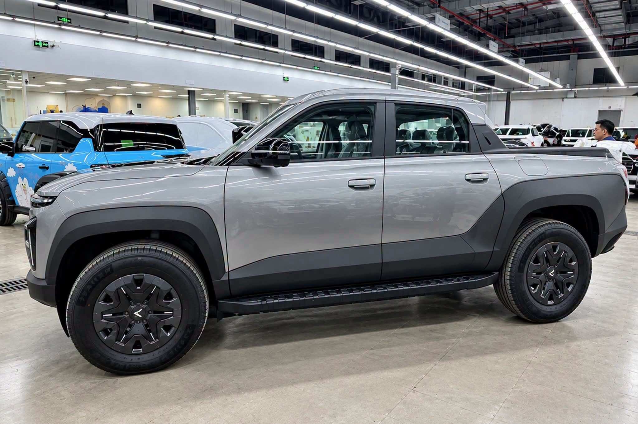 Bộ pin LFP dung lượng 46,4 kWh cho phép xe chạy thuần điện hơn 250 km theo tiêu chuẩn NEDC.