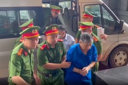 Cảnh sát dẫn giải đồng phạm của cựu Bộ trưởng Nguyễn Thị Kim Tiến đến tòa