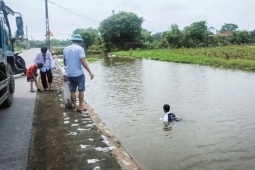 Nam sinh Ninh Bình cứu 2 em nhỏ chới với dưới sông: 'Em không biết bơi'