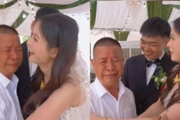 Rưng rưng cảnh bố khóc hu hu khi con gái lấy chồng, cô dâu dỗ mãi không nín