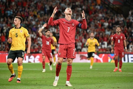 Ronaldo hụt bàn thứ 980 đáng tiếc: Bị VAR từ chối, trống trải vẫn bỏ lỡ