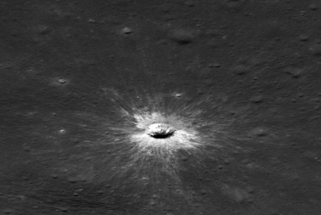 NASA tìm thấy hố va chạm mới lớn nhất hệ Mặt Trời