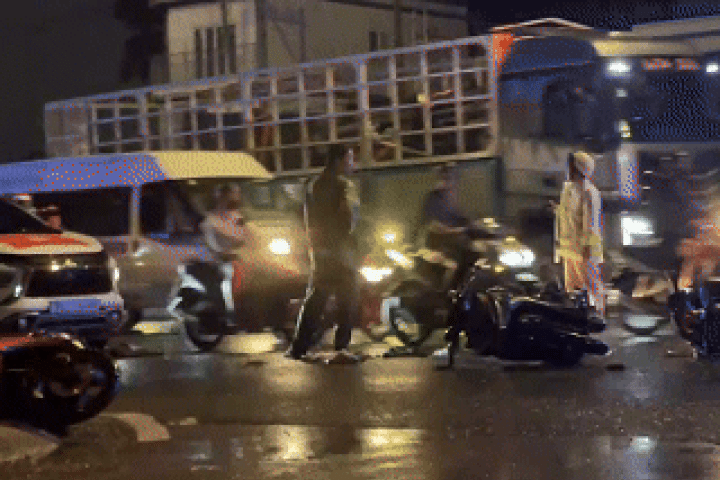 Ôtô tông liên hoàn dưới trời mưa lớn khiến xe máy ngã la liệt, một người tử vong