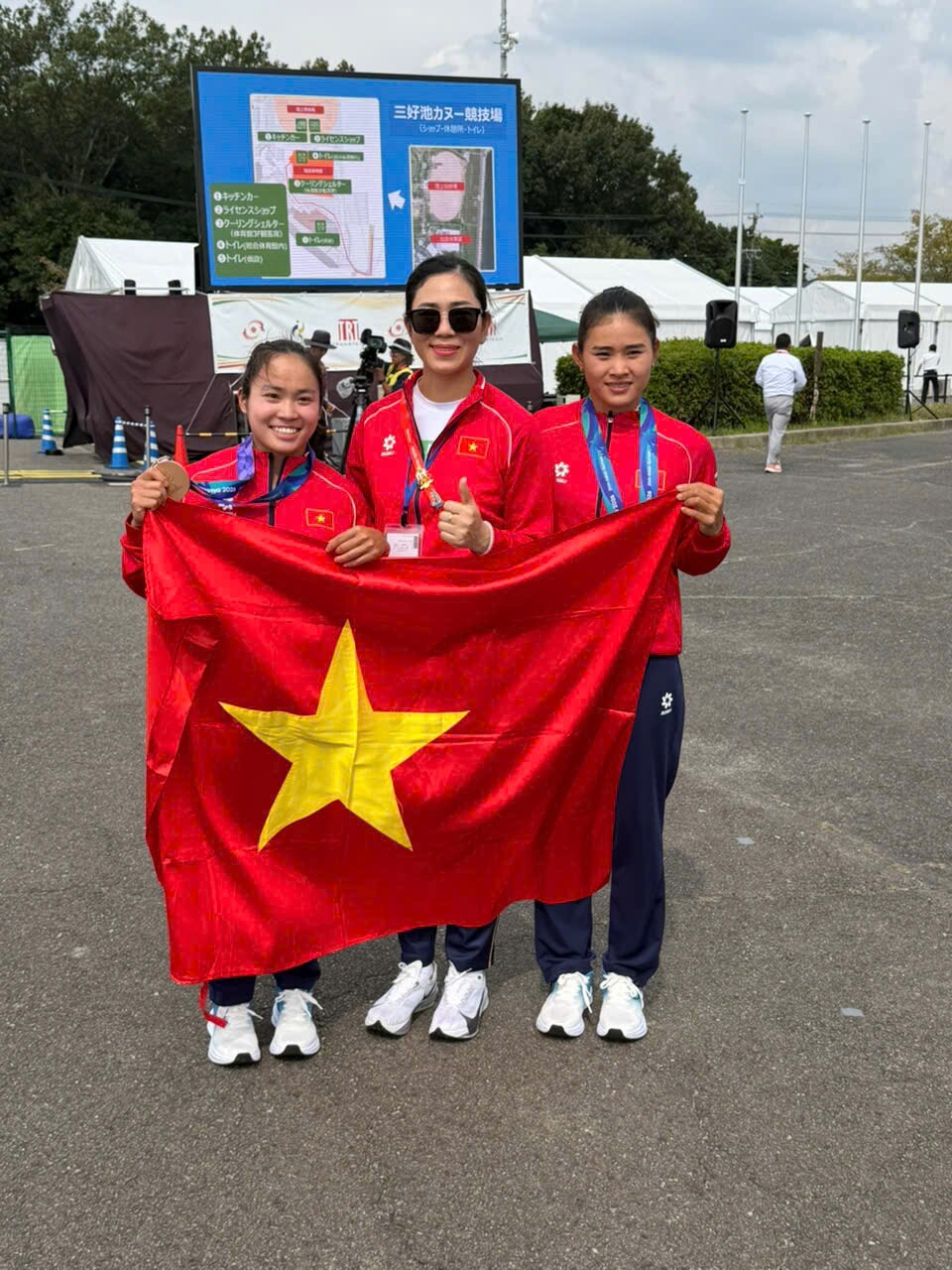 Nguyễn Thị Hương và Diệp Thị Hương&nbsp;nhận huy chương tại Nhật Bản. Ảnh Bùi Lượng (Đoàn thể thao Việt Nam)