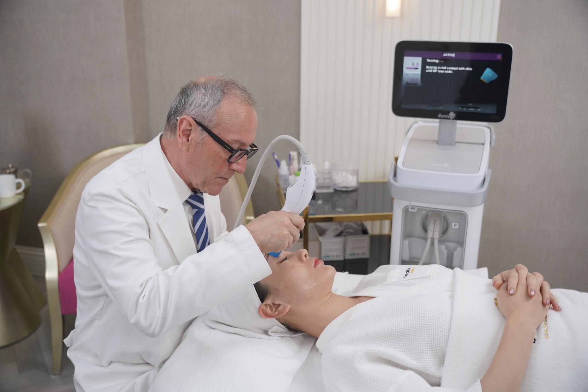 Thermage FLX ứng dụng năng lượng RF đơn cực; thông số và cách phân bố xung cần được lựa chọn phù hợp với từng vùng điều trị.