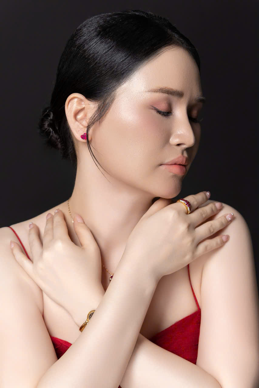 Nhà thiết kế trang sức Nguyễn Hoàng Yến trong bộ ảnh mới.