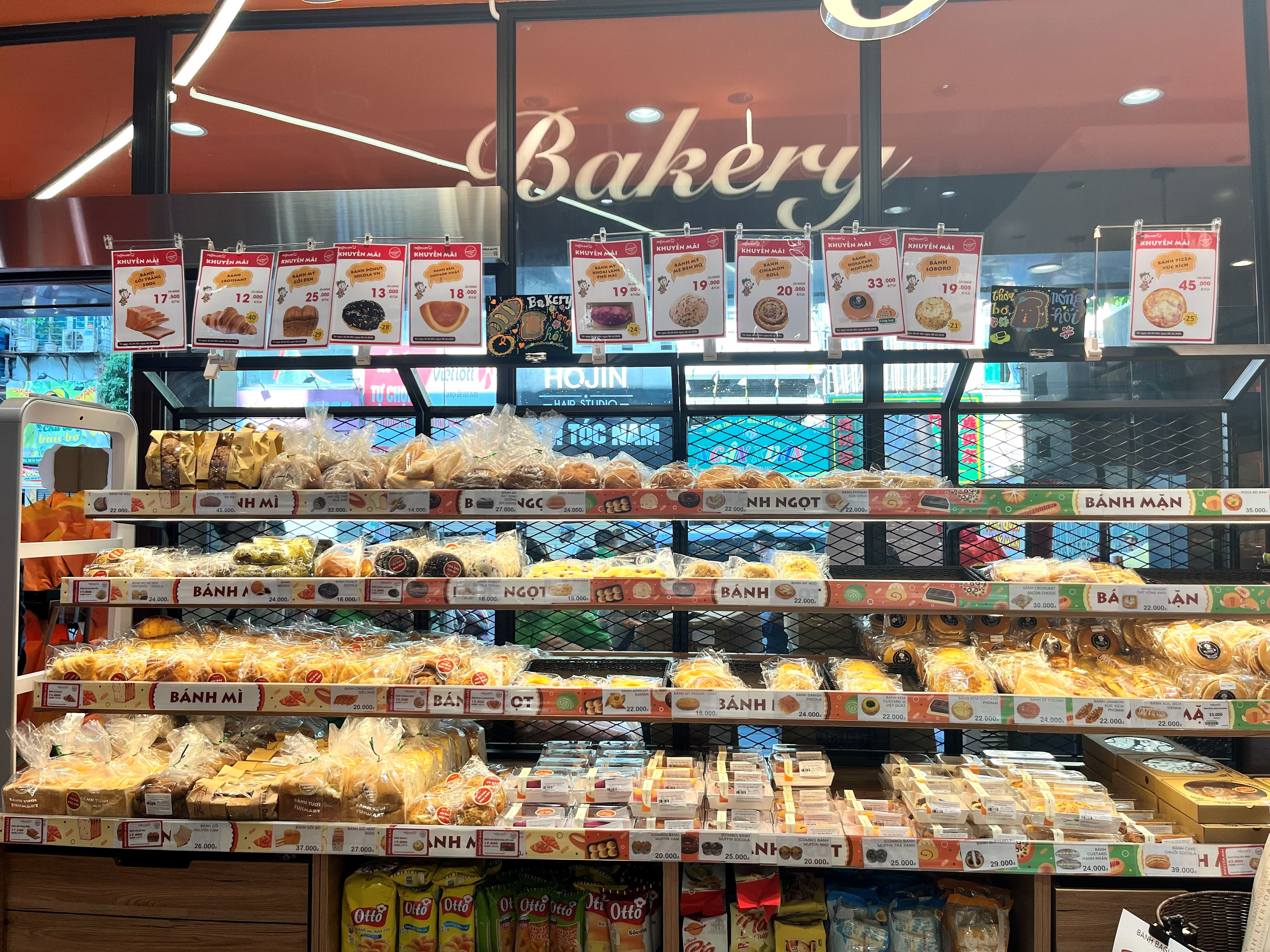 Khu Delica và Bakery tại FujiMart Bạch Mai.