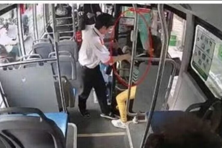 Đình chỉ nhân viên xe buýt tuyến 152 xô đẩy hành khách