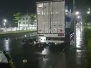 Đâm vào đuôi xe tải đang dừng đỗ, 3 người tử vong