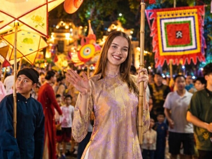 Khách Tây mê mẩn sắc màu Trung thu bên hồ Hoàn Kiếm