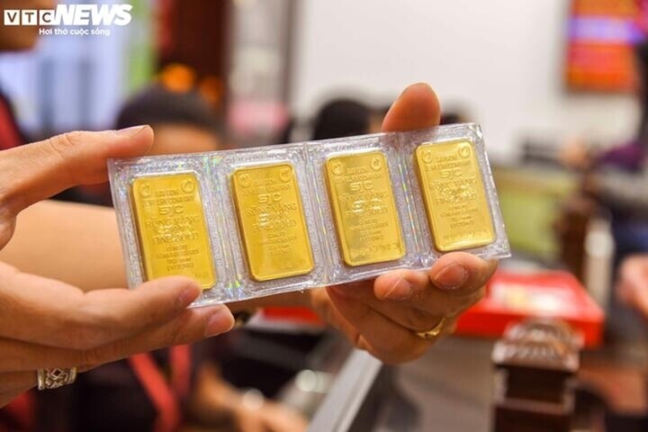 Người mua vàng miếng từ vùng đỉnh hồi đầu năm đang tạm lỗ khoảng 50 triệu đồng/lượng. (Ảnh: Công Hiếu)