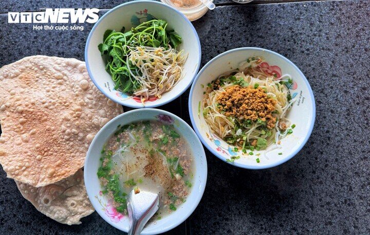 Tô bún tôm, bún rạm chỉ có giá 10.000 đồng tại các làng chài ven biển Gia Lai.