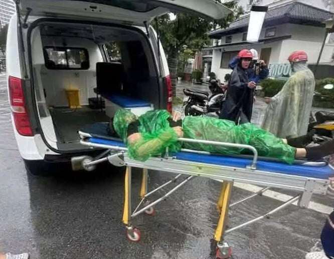 Đi xe máy dưới trời mưa, người phụ nữ ở Nghệ An bị sét đánh trúng. Nạn nhân nhanh chóng được đưa đến bệnh viện điều trị. Ảnh: MXH