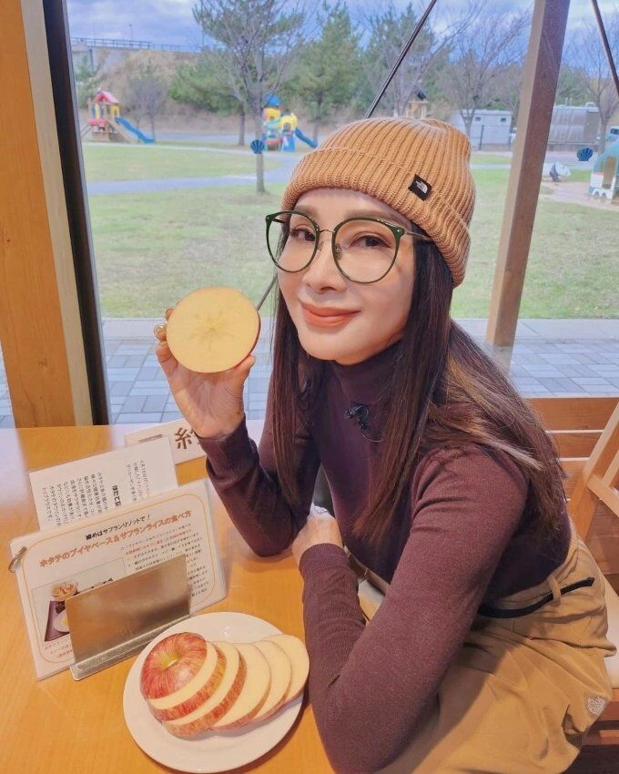 Trần Mỹ Phượng duy trì thói quen ăn một quả táo trước bữa sáng trong nhiều năm. Ảnh: Weibo