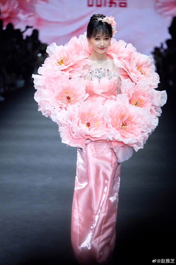 Triệu Nhã Chi catwalk ở tuần thời trang. Video: Weibo