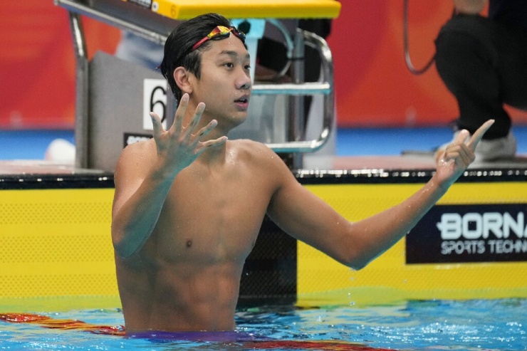 Kình ngư Trung Quốc Zhang Zhansuo đếm HC vàng sau khi về nhất ở bơi 400m tự do nam ASIAD 2026, tại Cung thể thao dưới nước Tokyo, Nhật Bản ngày 25/9/2026. Ảnh: AP