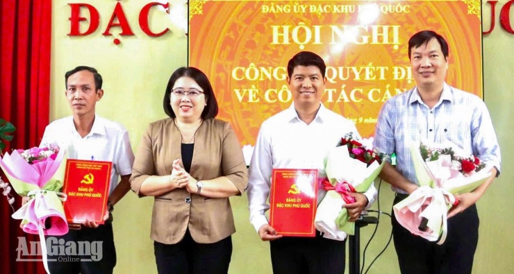 Ông Phạm Văn Giang (thứ hai từ phải sang) nhận quyết định giữ chức Chánh Văn phòng Đảng ủy đặc khu Phú Quốc. Ảnh: Báo An Giang