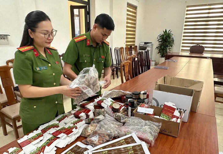 Công an thu giữ nhiều sản phẩm của nhóm đối tượng. Ảnh: Báo Hà Nội Mới.